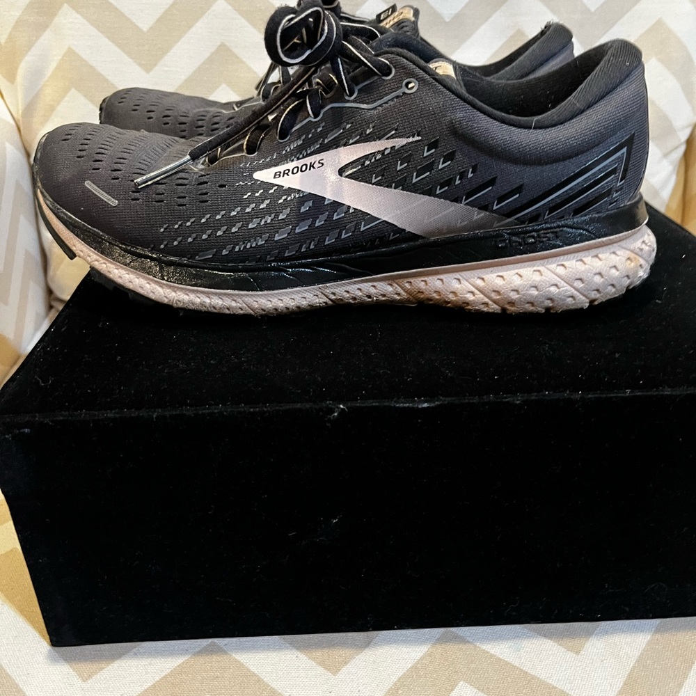 Brooks Ghost 13 size 9 gray and pink sneakers - Picture 3 of 9